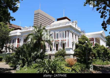 Das Parlament ist vom Garten der Gesellschaft, der Government Avenue, dem Central Business District, Kapstadt, der Table Bay, der Western Cape Province, Südafrika und Afrika aus zu sehen Stockfoto