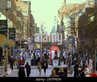 Glasgow, Schottland, Großbritannien, 4. Februar 2020: Großbritannien Wetter: Sonnig im Stadtzentrum als Einheimische und Touristen genießen den ersten guten Tag des Jahres auf der sauchiehall Straße. Copywrite Gerard Ferry/Alamy Live News Stockfoto