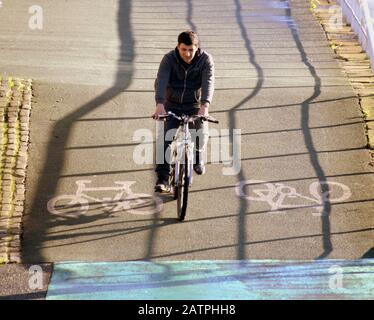 Glasgow, Schottland, Großbritannien, 4. Februar 2020: Großbritannien Wetter: Sonnig im Stadtzentrum als Einheimische und Touristen genießen den ersten guten Tag des Jahres ein Radfahrer auf dem clyde Walkway Bear. Copywrite Gerard Ferry/Alamy Live News Stockfoto