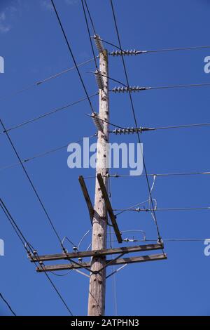 Klassischer Holzpfosten mit elektrischen Installationen. USA. Stockfoto