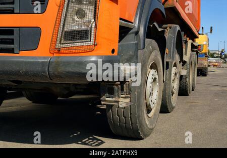Straßenarbeiten. LKW und Bagger auf einer Baustelle. Stockfoto
