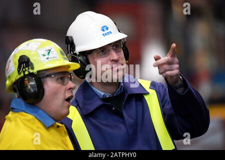 Der Herzog von Cambridge gesteht neben Werksleiter Carl Banfield bei einem Besuch von Tata Steel in Port Talbot in Südwales. Stockfoto