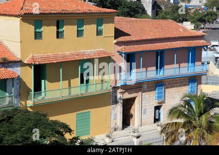 Kuba, Havanna, Straßenszene, traditionelle Häuser, erhöhter Blick, Stockfoto