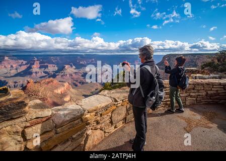 Touristen, die Fotos von der Aussicht auf den Grand Canyon vom Rim Trail in der Nähe des Dorfes, Grand Canyon National Park Stockfoto