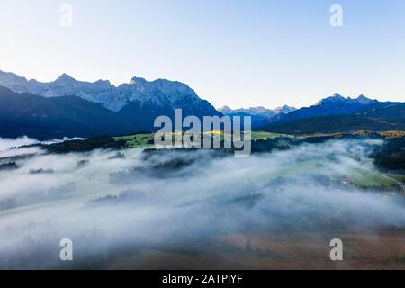 Tiefkarspitze und westliche Karwendelspitze im Karwendelgebirge, Isartal bei Kruen mit Dunstschwaden im Morgenlicht, Werdenfelser Land Stockfoto