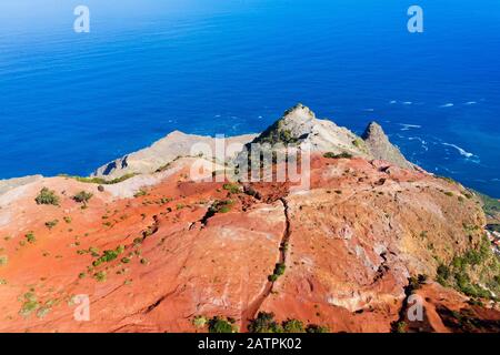 Erodierter Berghang mit roter Erde an der Küste, in der Nähe von Agulo, Drohnenaufnahme, La Gomera, Kanarische Inseln, Spanien Stockfoto
