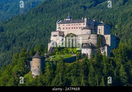 Schloss Hohenwerfen mit Blick auf Hochkoenig, werfen, Pongau, Land Salzburg, Österreich Stockfoto