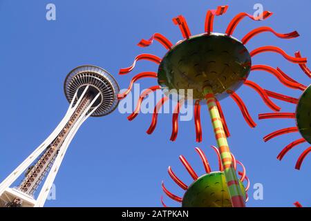 Der Aussichtsturm Space Needle und ein Fragment des Glasgartens. Seattle, Vereinigte Staaten. Stockfoto