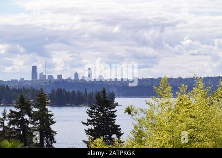 Blick vom Ufer des Lake Waschington in Kirkland. Panoramabilder von Seattle. Stockfoto