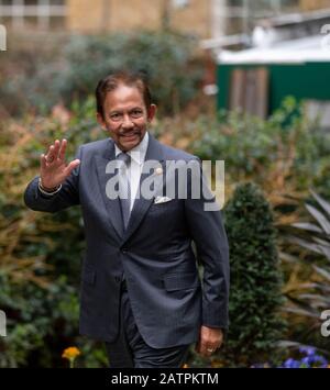 London, Großbritannien. Februar 2020. Hassanal Bolkiah, Sultan und Yang di-Pertuan von Brunei treffen sich mit Boris Johnson, Abgeordneter, PC-Premierminister an der 10 Downing Street, London UK Credit: Ian Davidson/Alamy Live News Stockfoto