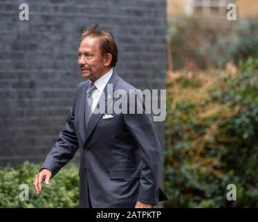 London, Großbritannien. Februar 2020. Hassanal Bolkiah, Sultan und Yang di-Pertuan von Brunei treffen sich mit Boris Johnson, Abgeordneter, PC-Premierminister an der 10 Downing Street, London UK Credit: Ian Davidson/Alamy Live News Stockfoto