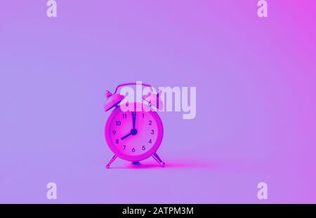 Altmodischer Wecker, neonmodischer Ton, rosa und blauer Hintergrund, Vaporwave, New Wave 90s-Stil, Minimalalarm Stockfoto