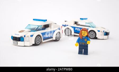 Eine Polizistin von Lego mit Polizeiwagen Stockfoto