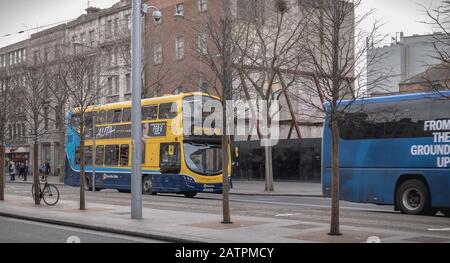 Dublin, Irland - 12. Februar 2019: Typischer irischer Doppeldeckerbus mit seinen Passagieren im Stadtzentrum an einem Wintertag Stockfoto