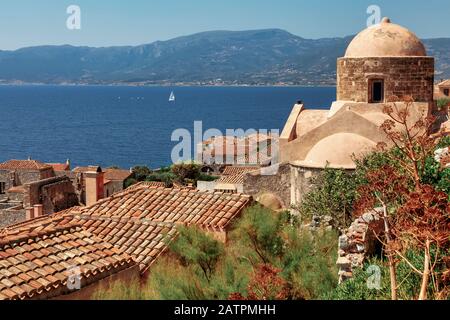 Blick auf die Altstadt von Monemvasia in Lakonien auf Peloponnes, Griechenland. Stockfoto