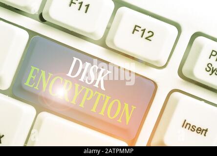 Konzeptionelles Handschreiben mit Disk Encryption. Konzept bedeutet den Sicherheitsmechanismus zum Schutz von Daten im Ruhezustand Stockfoto