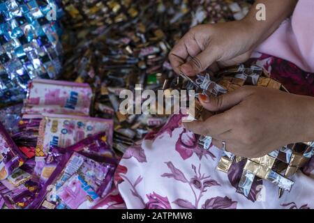 North Aceh, Aceh, Indonesien. Februar 2020. Raihanul Ulfa stellt die Handgepäckstücke her.Raihanul Ulfa, 24 Jahre alt, macht Handtaschen in ihrem Haus aus Plastikverpackungsmüll, die von Verkaufsständen und einer Reihe von Deponien gesammelt werden. Die Handtaschen wurden in den letzten zwei Jahren zur Ergänzung der Wirtschaft in Angriff genommen. Kredit: Zikri Maulana/SOPA Images/ZUMA Wire/Alamy Live News Stockfoto