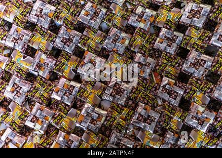 North Aceh, Aceh, Indonesien. Februar 2020. Details einer Handgepäcktasche.Raihanul Ulfa, 24 Jahre alt, stellt Handgepäckstücke in ihrem Haus aus Plastikverpackungsmüll her, die von Verkaufsständen und einer Reihe von Deponien gesammelt wurden. Die Handtaschen wurden in den letzten zwei Jahren zur Ergänzung der Wirtschaft in Angriff genommen. Kredit: Zikri Maulana/SOPA Images/ZUMA Wire/Alamy Live News Stockfoto