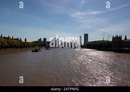 Schöner Blick über die themse an einem sonnigen Tag, Bilder wurden von der westminster Bridge, London, England, Großbritannien gemacht Stockfoto
