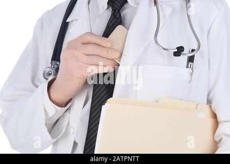 Nahaufnahme eines Arztes, der sein Handy in seine Labormäntel in der Tasche steckt. Der Mensch hält Akten unter seinem anderen Arm und ist nicht erkennbar. Stockfoto