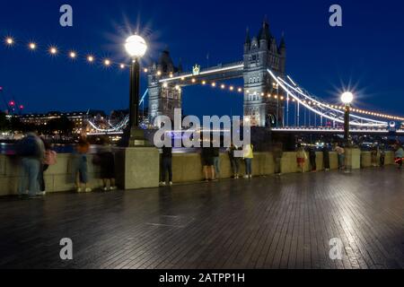Wunderschönes Bild der Tower Bridge in London in der Nacht, London, Großbritannien. Stockfoto