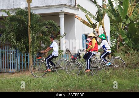 Schulkinder auf Leihfahrrädern, Tam Binh, Mekong Delta, Vinh Long Province, Vietnam, Südost-Asien, Asien Stockfoto