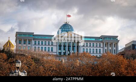 Der ehemalige Präsidentenpalast in Tiflis wird Residenz von Avlabari genannt. Stockfoto