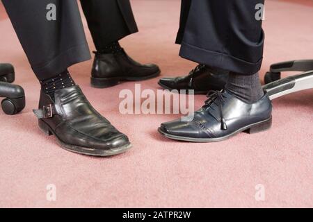 Niedrigen Bereich auf zwei Geschäftsleute sitzen in einem Büro. Stockfoto