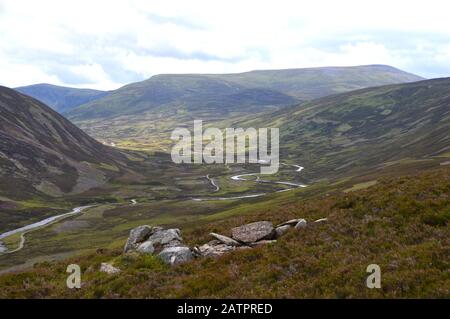 Der Munro Carn an Tuirc, Glen Callater & Jock's Road von einem Haufen Steine (Cairn) auf der Route zum Corbett Creag nan Gabhar, Cairngorms National Park. Stockfoto