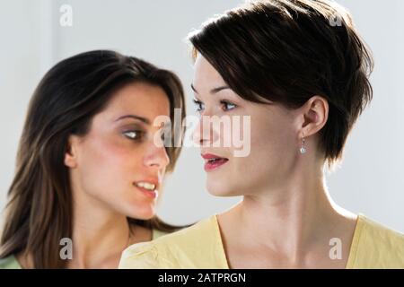 Zwei Frauen zusammen stehen. Stockfoto