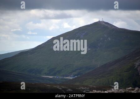 Ski-Center-Parkplatz und die Antennen auf dem Gipfel des Scottish Mountain Corbett (Cairnwell) vom Cairngorms National Park "Creag nan Gabhar". Stockfoto