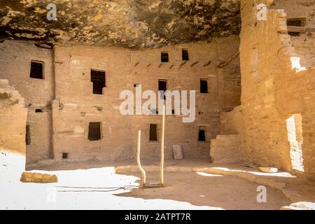 Ein Blick auf den Bau von Spruce Tree House Behausungen im Mesa Verde Nation Park, Colorado, USA Stockfoto