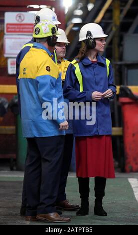 Der Herzog und die Herzogin von Cambridge sprechen mit dem Leiter der Drehscheibe Martin Brunnock und dem Betriebsleiter Carl Banfield bei einem Besuch von Tata Steel in Port Talbot in Südwales. Stockfoto