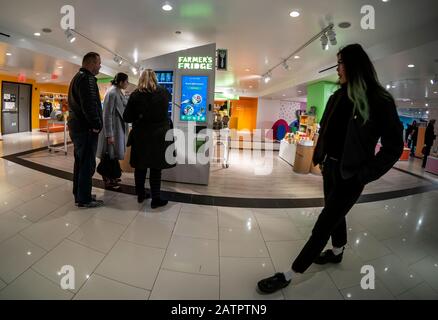 Der Kühlschrank-Automat Des Farmers am Montag, 27. Januar 2020 auf dem Macy's Herald Square in New York. Die Maschine erinnert an die Restaurants Horn & Hardart und verkauft gesunde Mahlzeiten und Snacks wie Körnerschalen, die in Maurer-Gläsern serviert werden. (© Richard B. Levine) Stockfoto