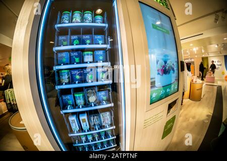 Der Kühlschrank-Automat Des Farmers am Montag, 27. Januar 2020 auf dem Macy's Herald Square in New York. Die Maschine erinnert an die Restaurants Horn & Hardart und verkauft gesunde Mahlzeiten und Snacks wie Körnerschalen, die in Maurer-Gläsern serviert werden. (© Richard B. Levine) Stockfoto