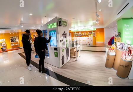 Der Kühlschrank-Automat Des Farmers am Montag, 27. Januar 2020 auf dem Macy's Herald Square in New York. Die Maschine erinnert an die Restaurants Horn & Hardart und verkauft gesunde Mahlzeiten und Snacks wie Körnerschalen, die in Maurer-Gläsern serviert werden. (© Richard B. Levine) Stockfoto