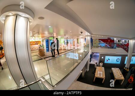 Der Kühlschrank-Automat Des Farmers am Montag, 27. Januar 2020 auf dem Macy's Herald Square in New York. Die Maschine erinnert an die Restaurants Horn & Hardart und verkauft gesunde Mahlzeiten und Snacks wie Körnerschalen, die in Maurer-Gläsern serviert werden. (© Richard B. Levine) Stockfoto