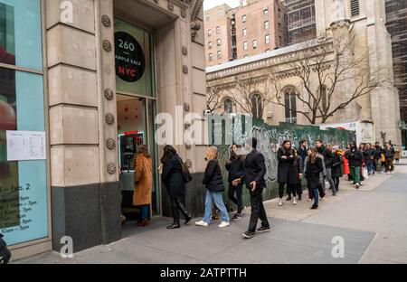 Aufgeregte Käufer kommen am Dienstag, den 28. Januar 2020, außerhalb des äußerst beliebten Outdoor Voices Sample-Verkaufs in der Nomad-Nachbarschaft von New York an. (© Richard B. Levine) Stockfoto