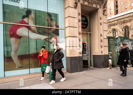 Aufgeregte Käufer kommen am Dienstag, den 28. Januar 2020, außerhalb des äußerst beliebten Outdoor Voices Sample-Verkaufs in der Nomad-Nachbarschaft von New York an. (© Richard B. Levine) Stockfoto