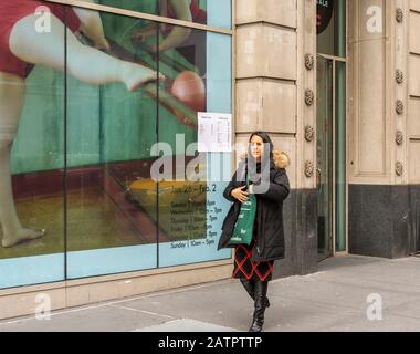 Aufgeregte Käufer kommen am Dienstag, den 28. Januar 2020, außerhalb des äußerst beliebten Outdoor Voices Sample-Verkaufs in der Nomad-Nachbarschaft von New York an. (© Richard B. Levine) Stockfoto