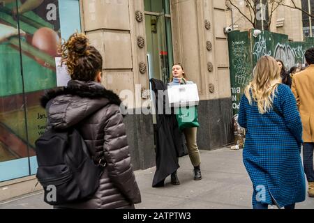 Aufgeregte Käufer kommen am Dienstag, den 28. Januar 2020, außerhalb des äußerst beliebten Outdoor Voices Sample-Verkaufs in der Nomad-Nachbarschaft von New York an. (© Richard B. Levine) Stockfoto