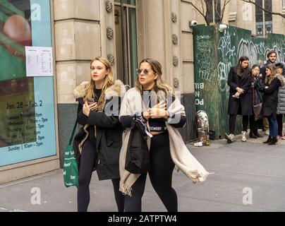 Aufgeregte Käufer kommen am Dienstag, den 28. Januar 2020, außerhalb des äußerst beliebten Outdoor Voices Sample-Verkaufs in der Nomad-Nachbarschaft von New York an. (© Richard B. Levine) Stockfoto