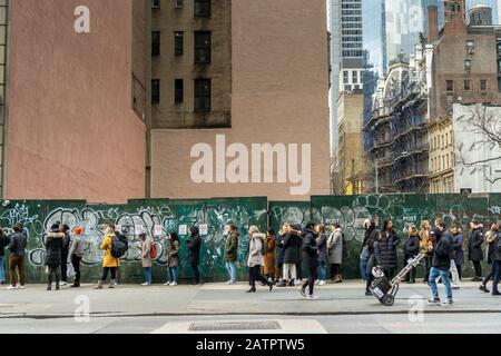 Aufgeregte Käufer kommen am Dienstag, den 28. Januar 2020, außerhalb des äußerst beliebten Outdoor Voices Sample-Verkaufs in der Nomad-Nachbarschaft von New York an. (© Richard B. Levine) Stockfoto