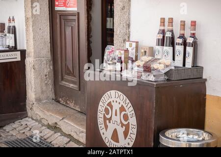 Obidos, Portugal - 12. April 2019: Anzeige eines Ladens, spezialisiert auf den Verkauf von Ginjinha oder Ginja, traditioneller Likör auf Kirschbasis in der historischen c Stockfoto