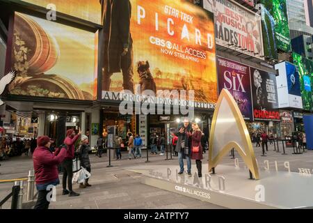 Besucher des Times Square in New York posieren am Donnerstag, 23. Januar 2020 für Fotos und amüsieren sich in der Regel bei einer Markenaktivierung für das "Star Trek: Picard"-Programm bei einem gigantischen Star Trek-Delta. Die Show wird heute im Streaming-Dienst "Cbs All Access" uraufgeführt. (© Richard B. Levine) Stockfoto