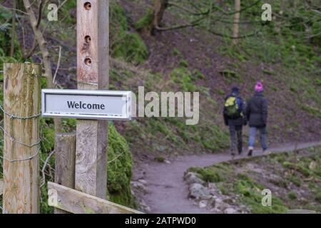 Wanderer auf dem Weg zum Wasserfall von Janet's Foss in der Nähe von Gordale Scar in Malhamdale, North Yorkshire. Stockfoto