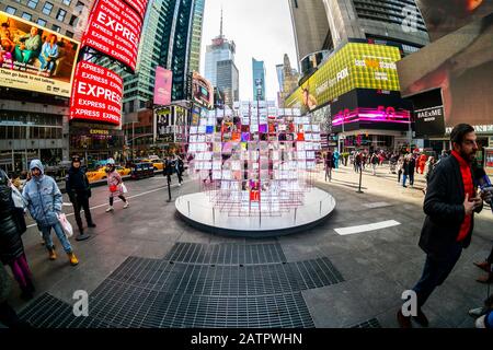 Touristen und die Medienmenge "Heart Squared", der Gewinner des 12. Jährlichen Times Square Valentine Heart Design auf Dem Times Square in New York, bei seiner Vorstellung am Donnerstag, 30. Januar 2020. Die von MODU und Eric Forman Studios geschaffene Skulptur besteht aus 125 Spiegeln, die genau ausgerichtet sind, um ein kaleidoskopisches Herz zu enthüllen. Die Installation wird im gesamten Februar im Blick sein. (© Richard B. Levine) Stockfoto