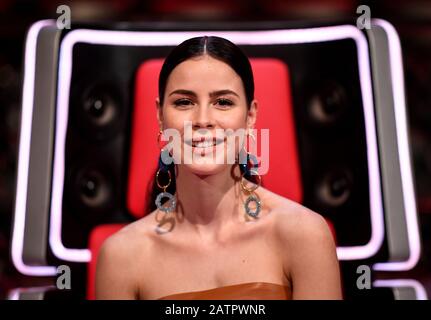 Berlin, Deutschland. Februar 2020. Coach Lena Meyer-Landrut, Sängerin, am Rande der Show "The Voice Kids" - Staffel 8. Credit: Britta Pedersen / dpa-Zentralbild / dpa / Alamy Live News Stockfoto