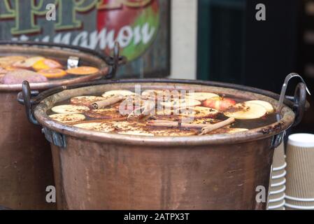 Glühwein in einer Kupferpfanne Stockfoto