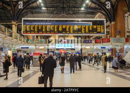 Liverpool Street Station kurz vor der Hauptverkehrszeit mit Blick auf den Abfahrtsweg. Stockfoto